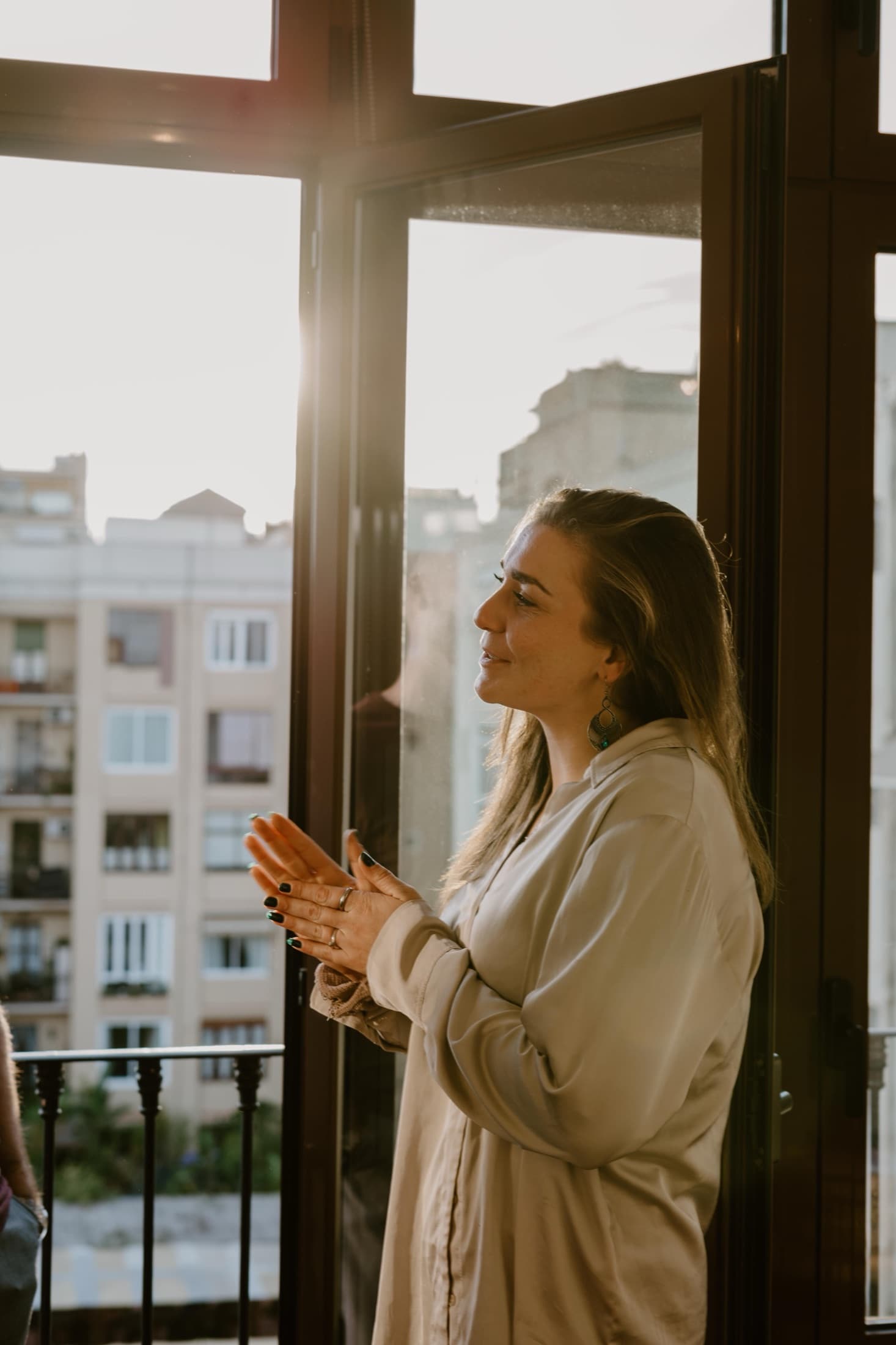 Pauline Pruggmayer — am Fenster im Abendlicht